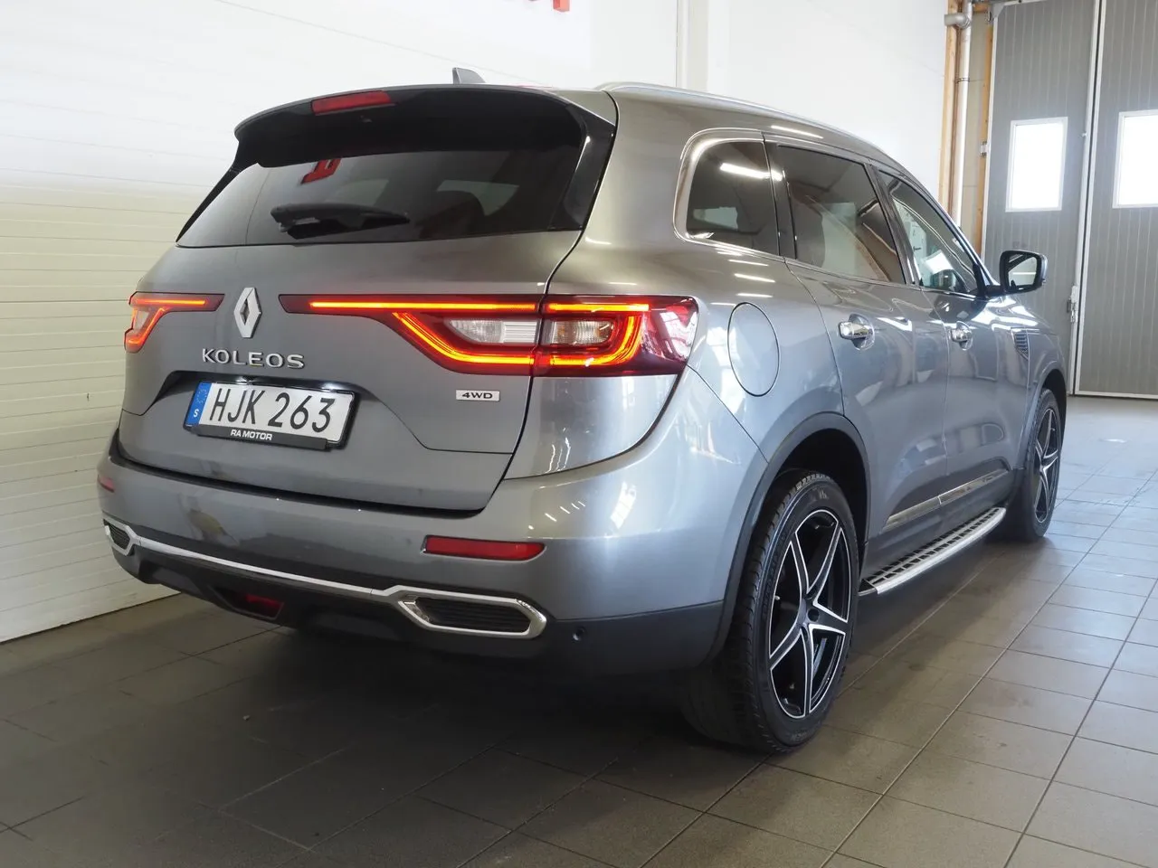 Vehicle image 5