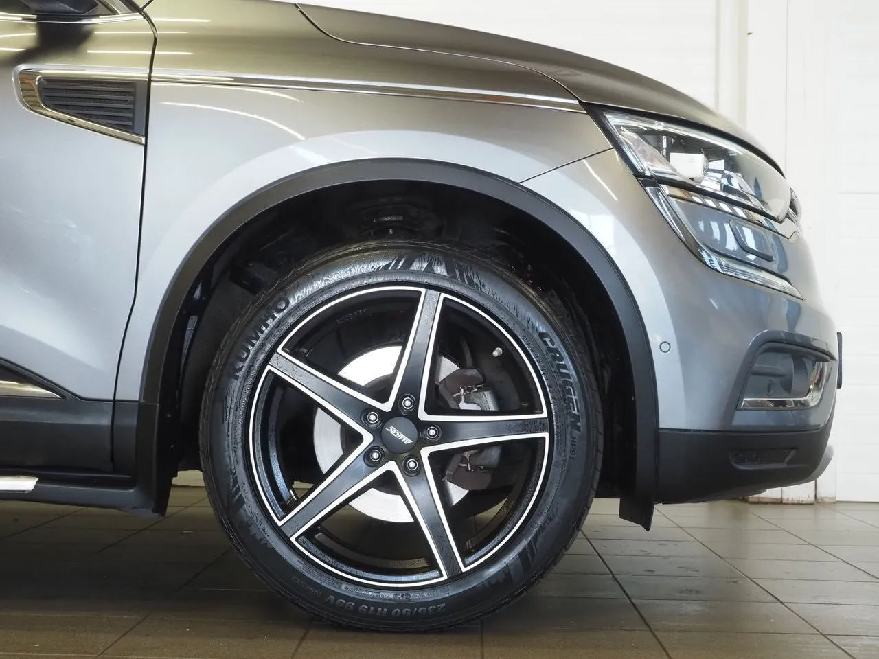 Vehicle image 6