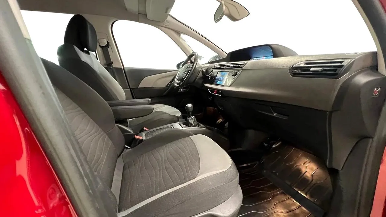 Vehicle image 16