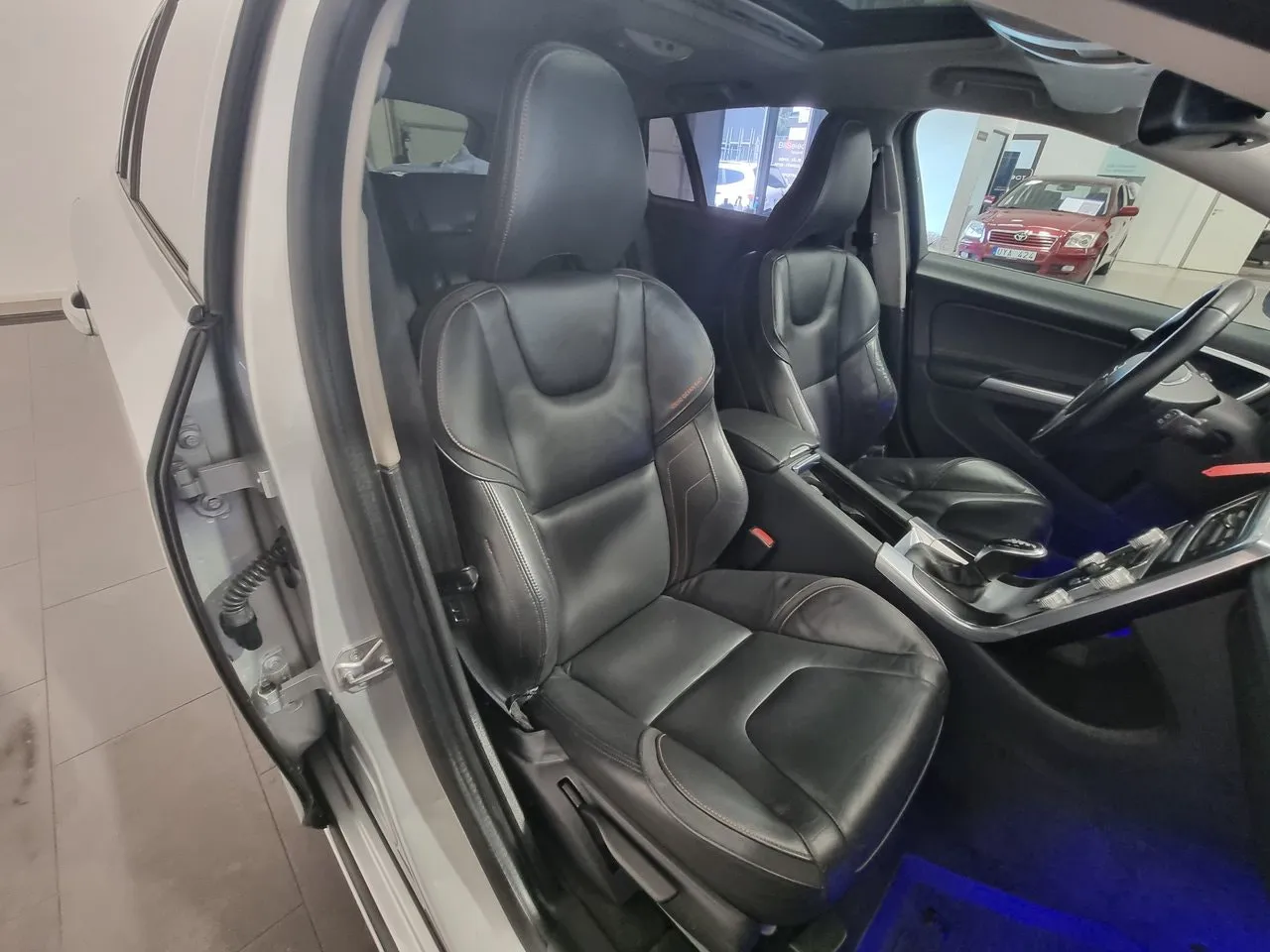 Vehicle image 16