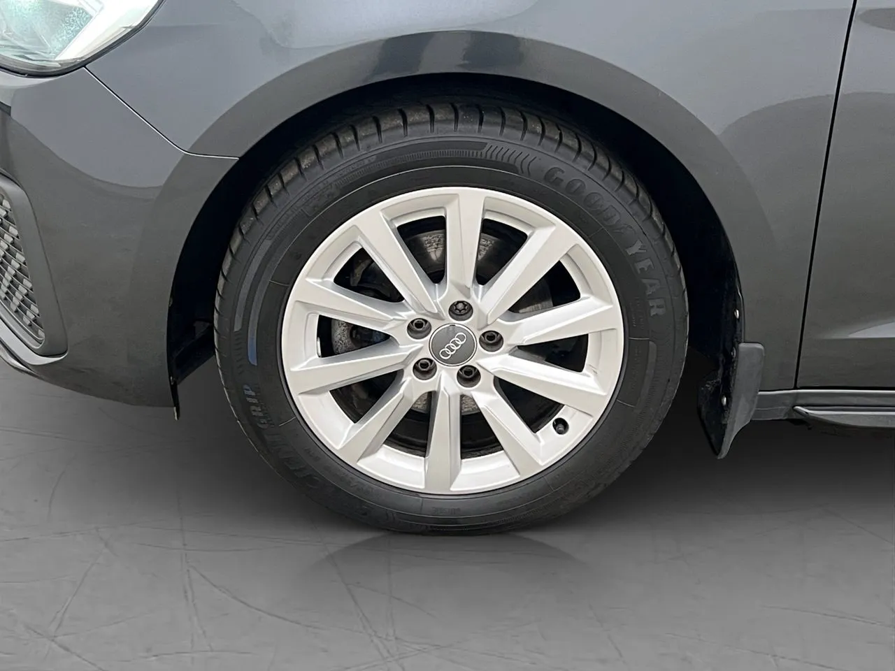 Vehicle image 25