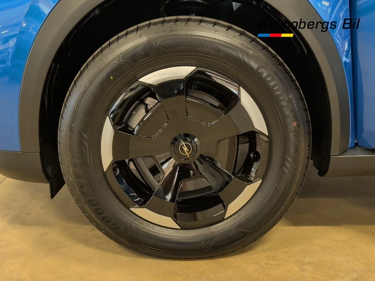 Vehicle image 15
