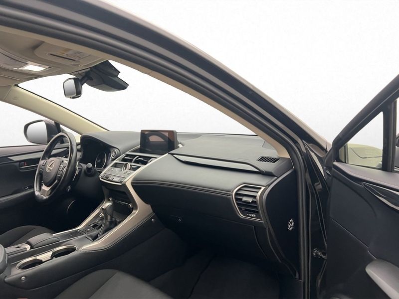 Lexus NX bild 15