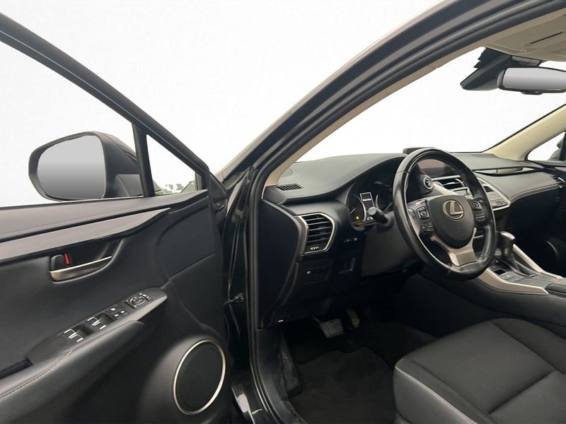 Lexus NX bild 10