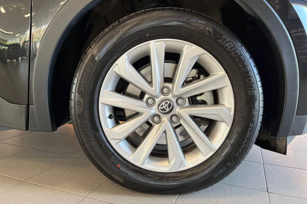 Vehicle image 16