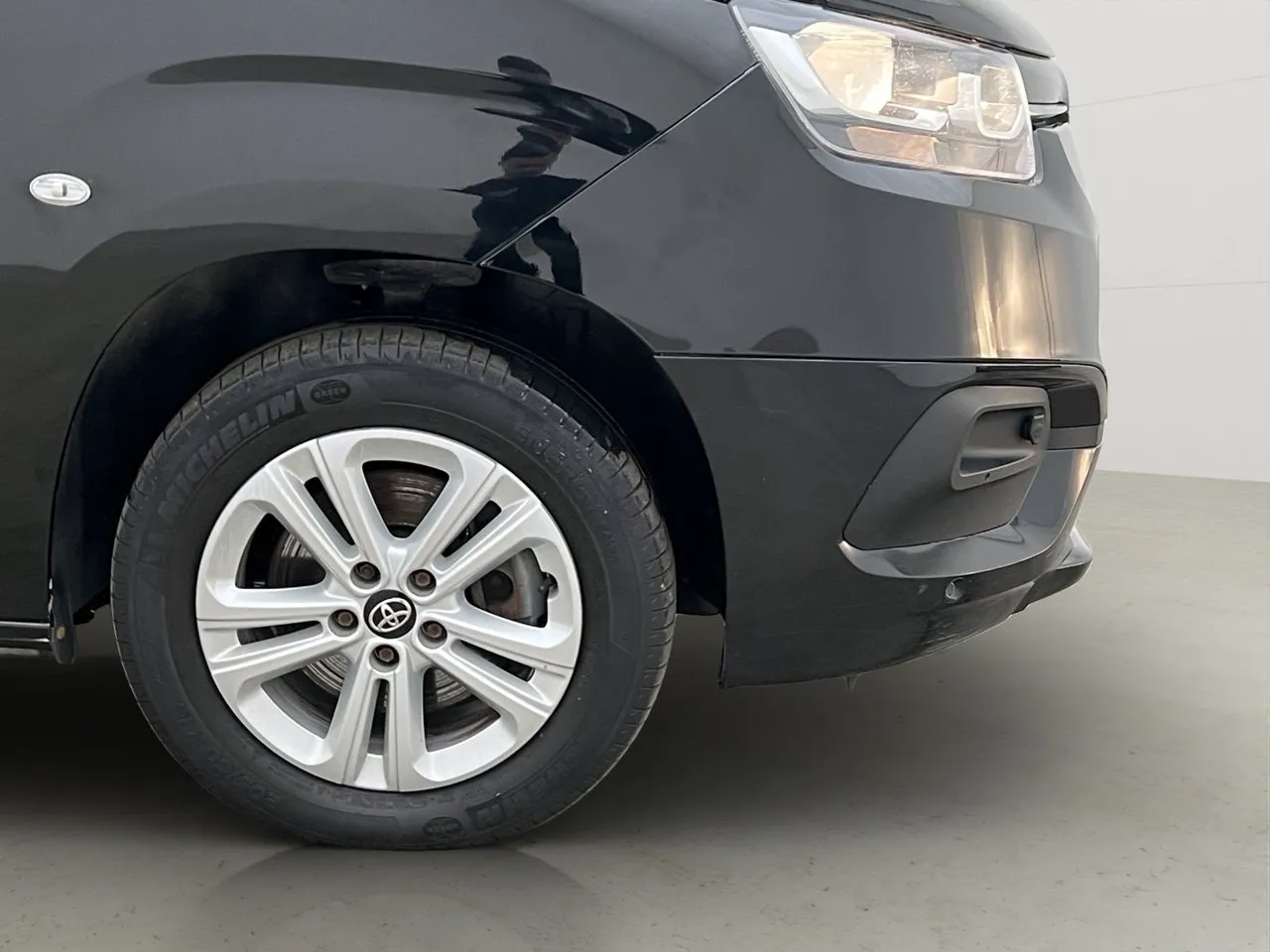 Vehicle image 32