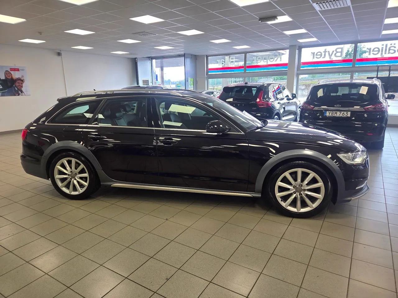 Vehicle image 13