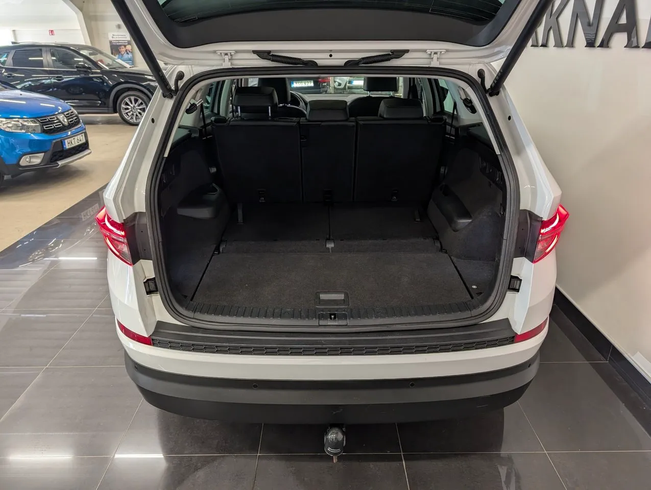 Vehicle image 6