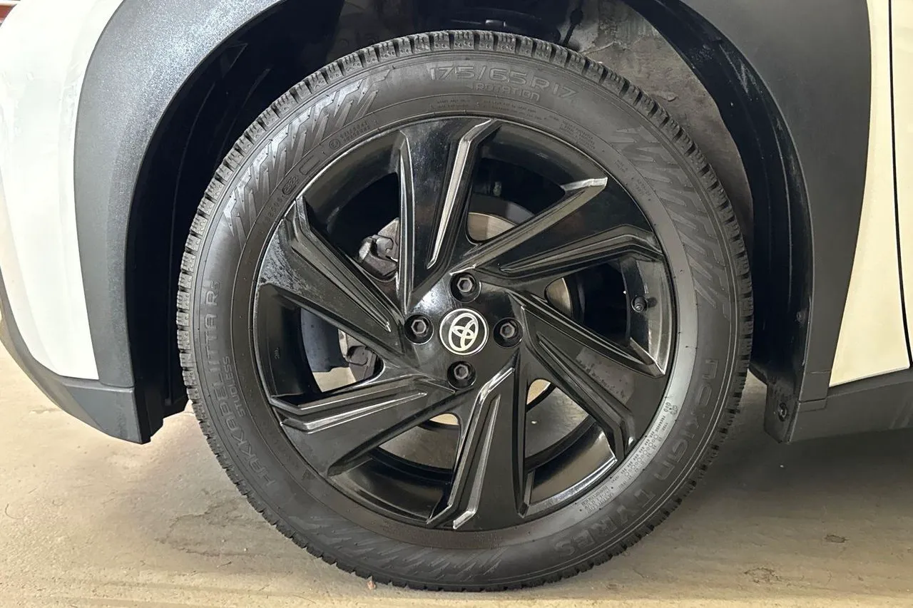 Vehicle image 10