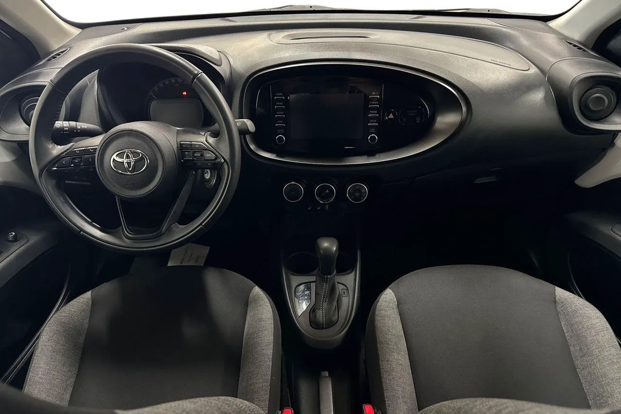 Vehicle image 11