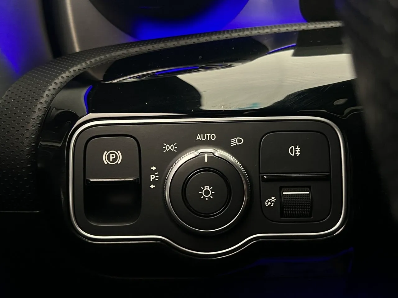 Vehicle image 32