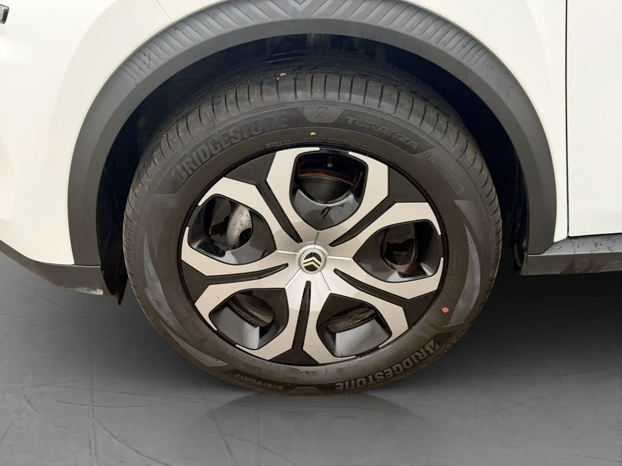 Vehicle image 24
