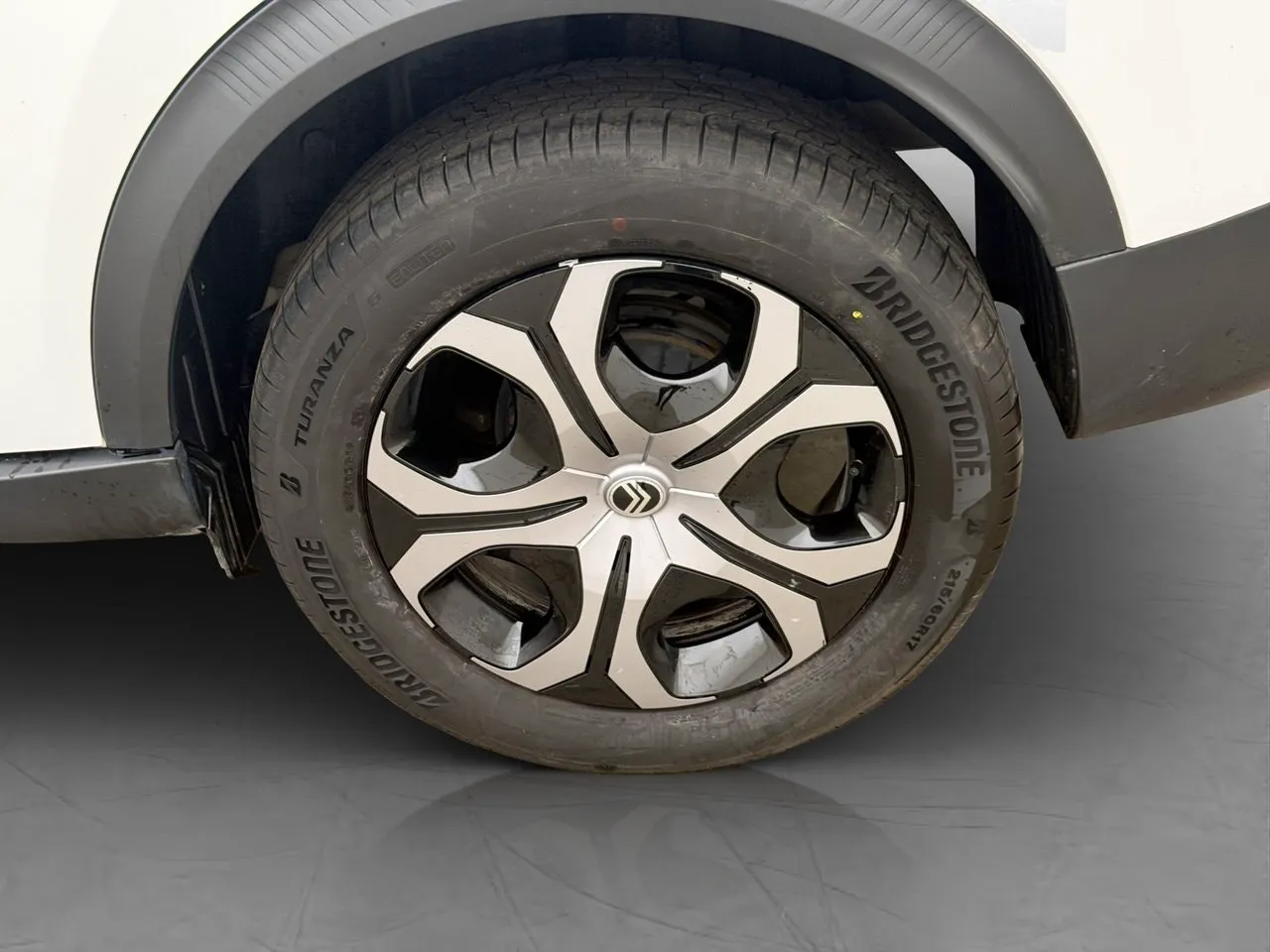 Vehicle image 25