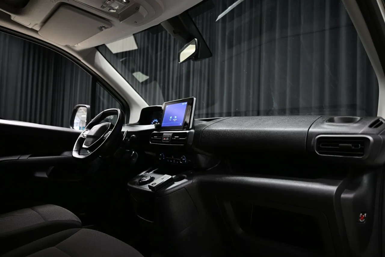 Vehicle image 18