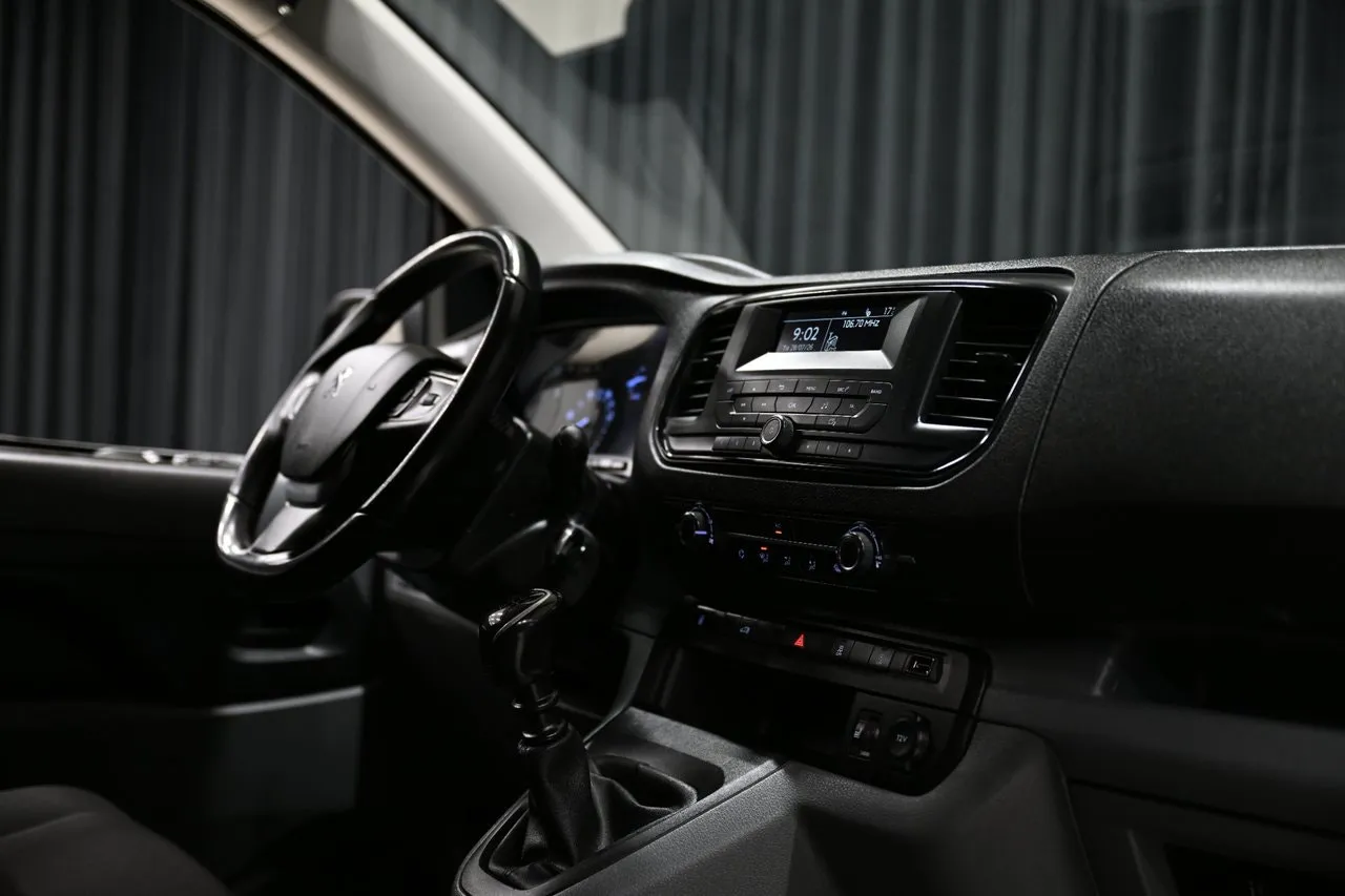 Vehicle image 32