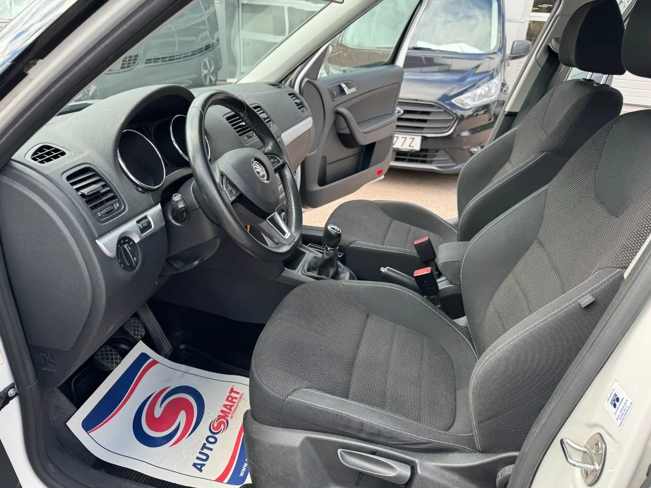 Vehicle image 15