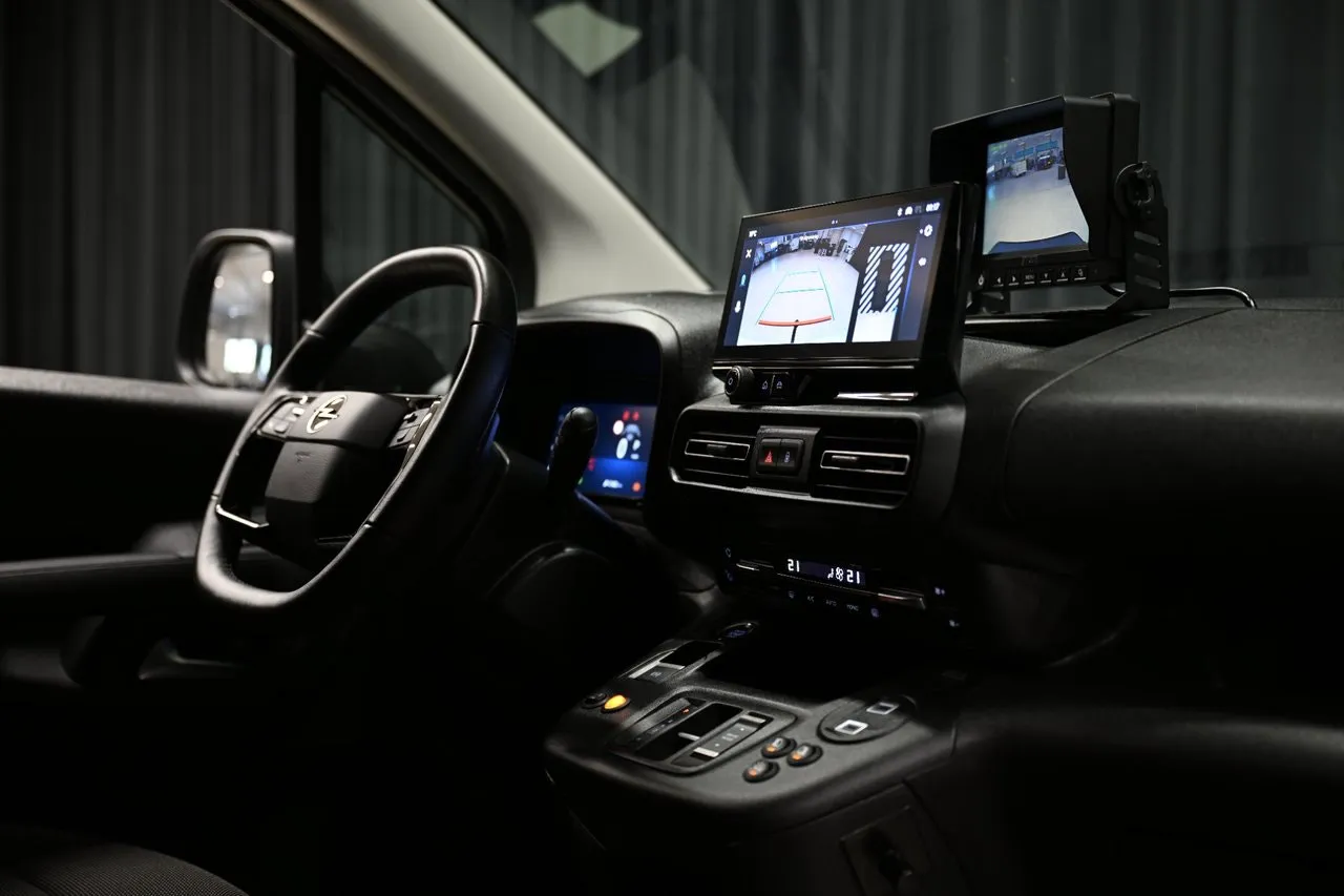 Vehicle image 25