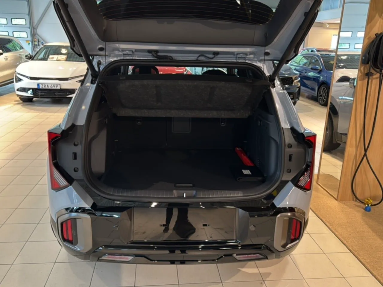 Vehicle image 13