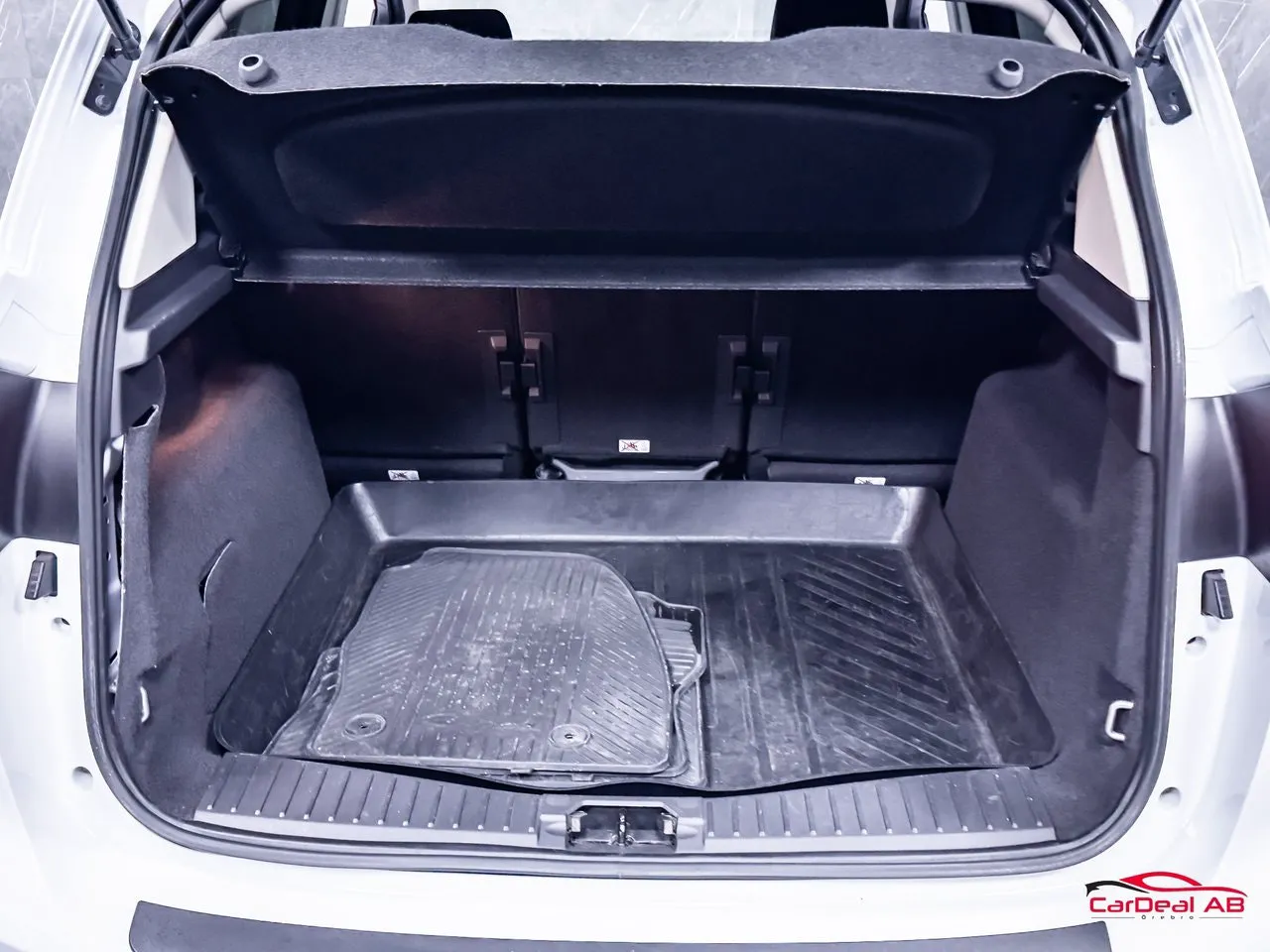 Vehicle image 16