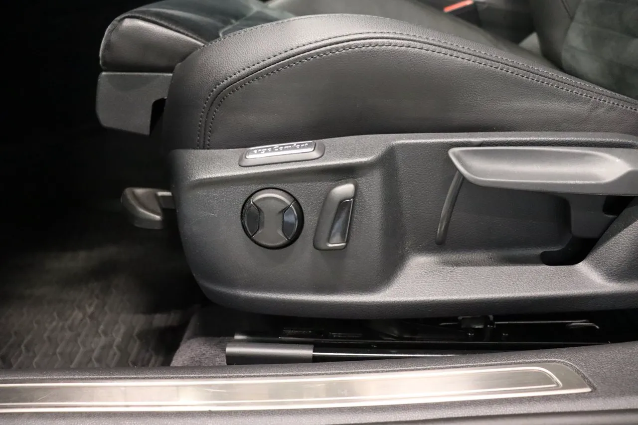 Vehicle image 28