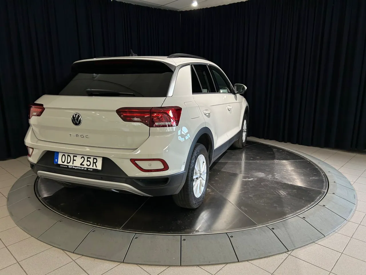 Vehicle image 7