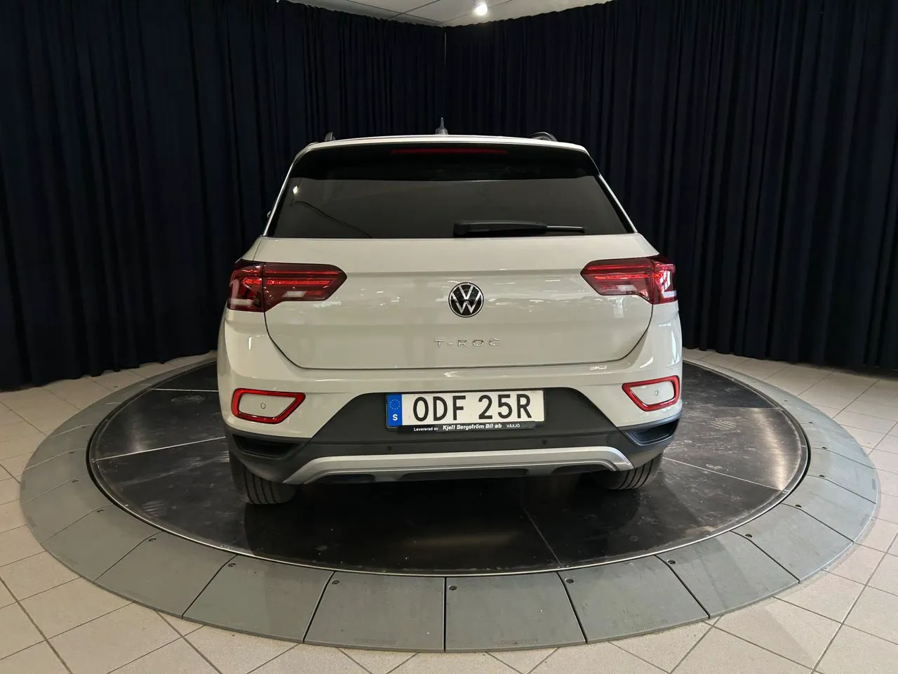 Vehicle image 6