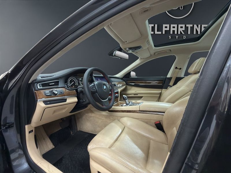 BMW 740 bild 8