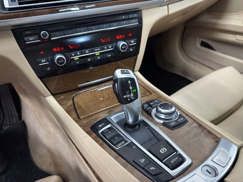 BMW 740 bild 16