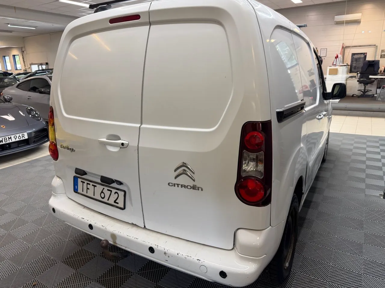 Vehicle image 4