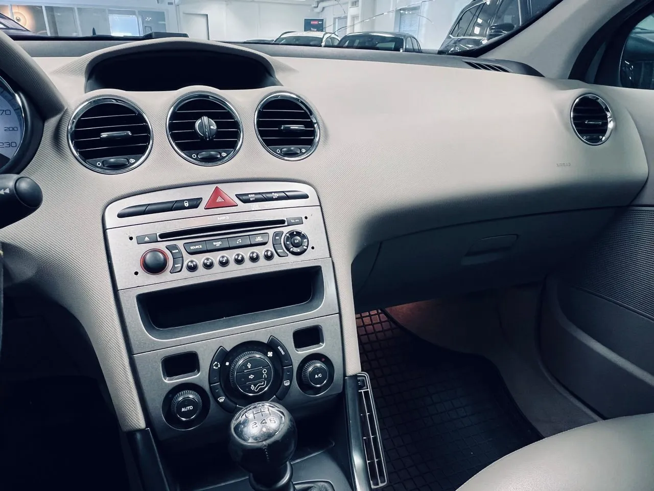 Vehicle image 16