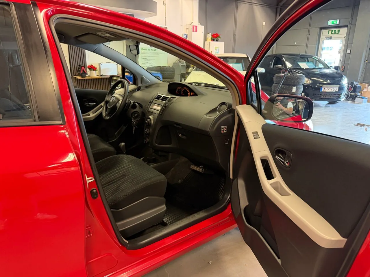 Vehicle image 16