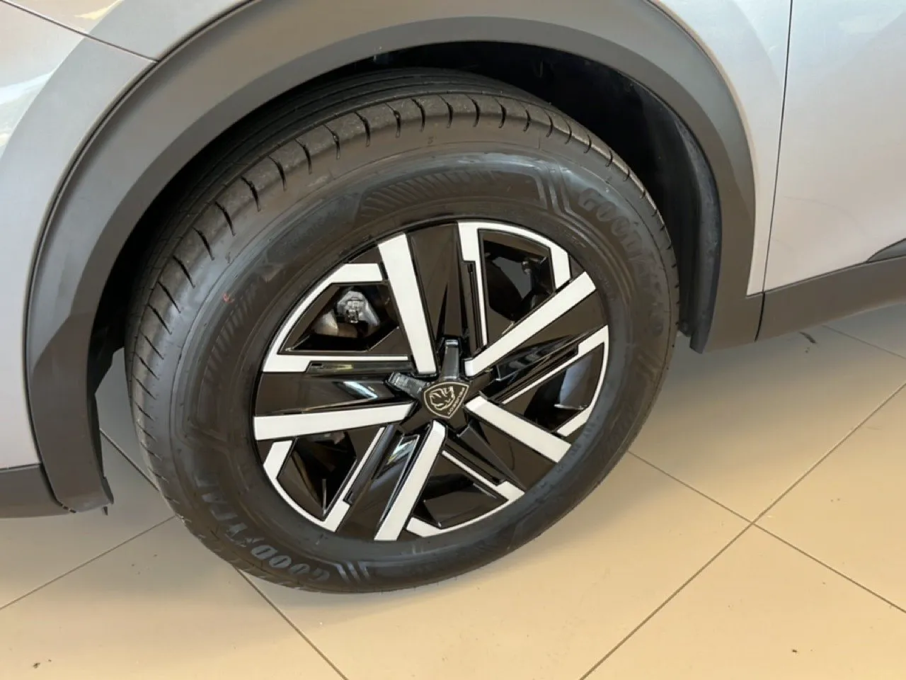 Vehicle image 16