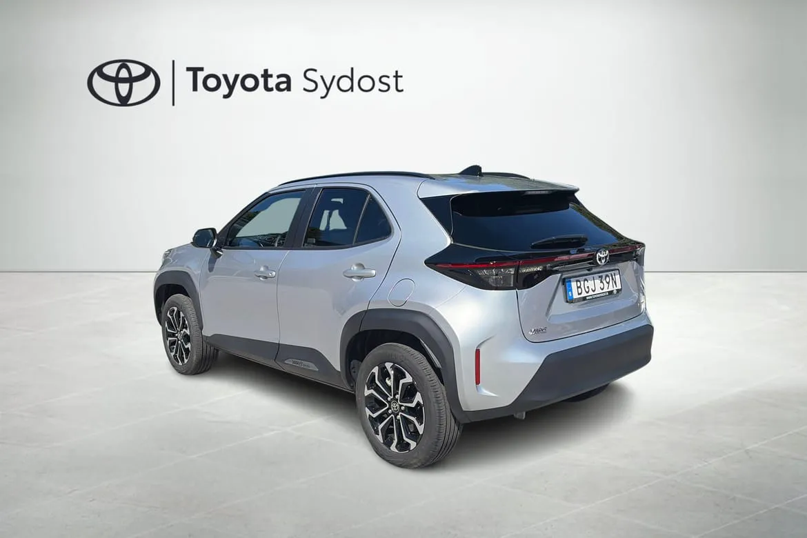 Vehicle image 10