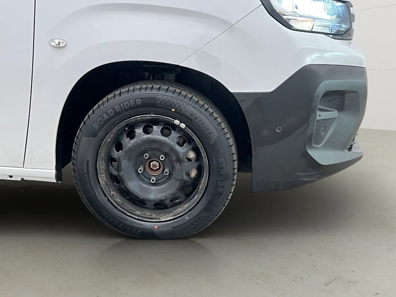 Vehicle image 35