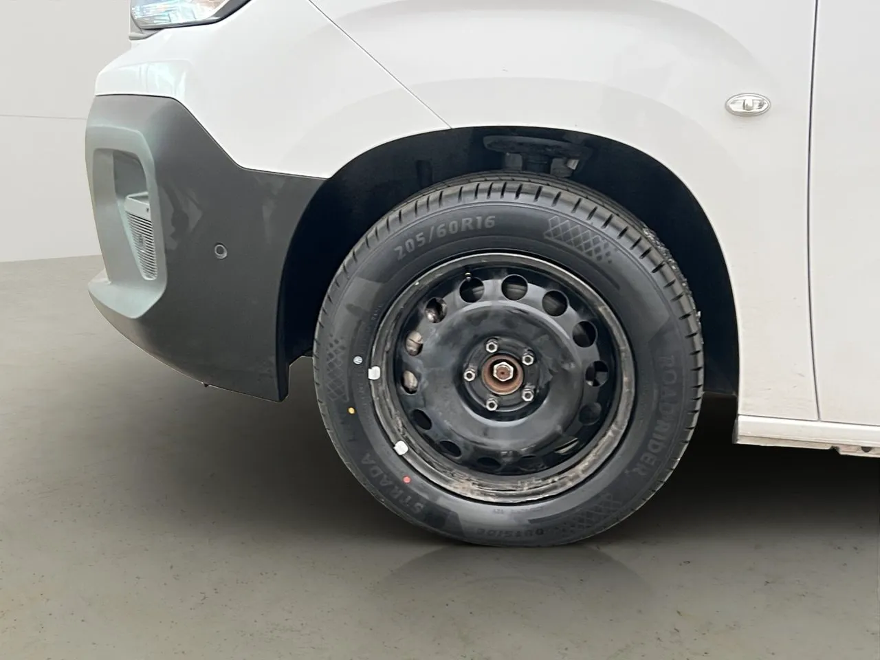Vehicle image 32