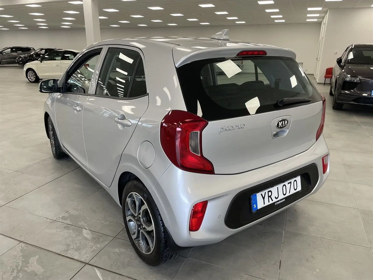 Vehicle image 3