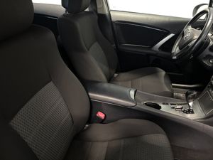 Toyota Avensis bild 9
