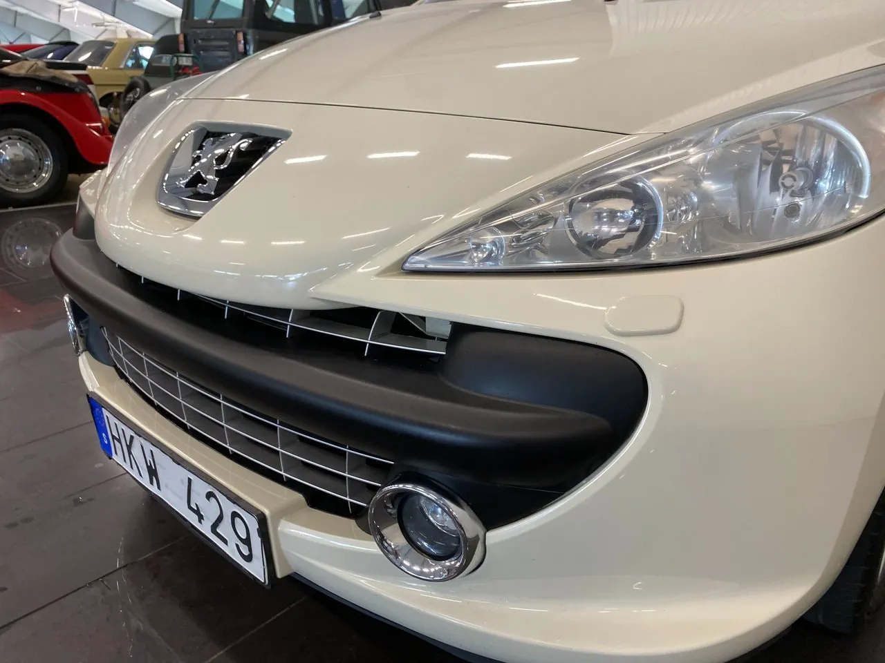 Vehicle image 19