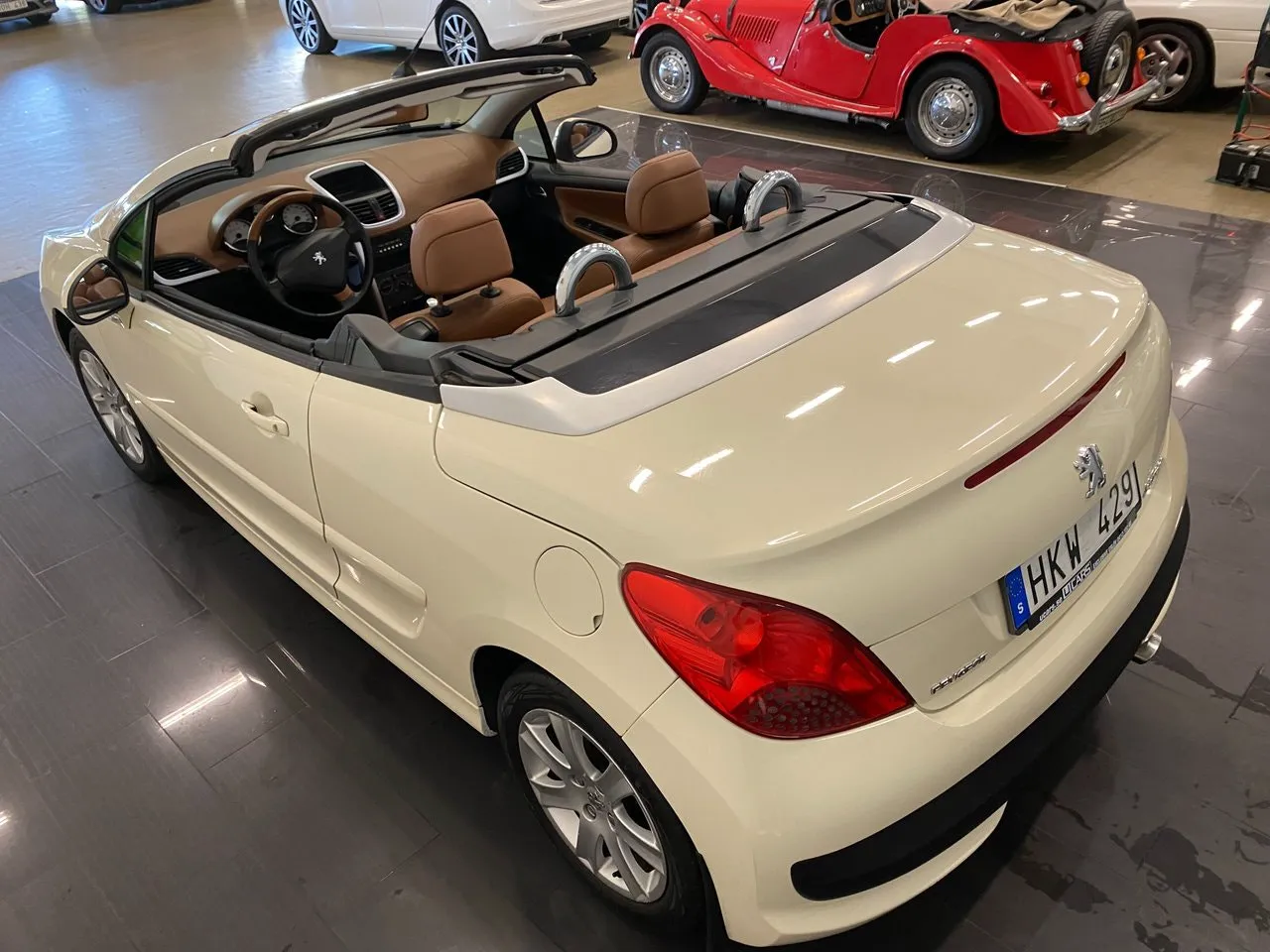 Vehicle image 4
