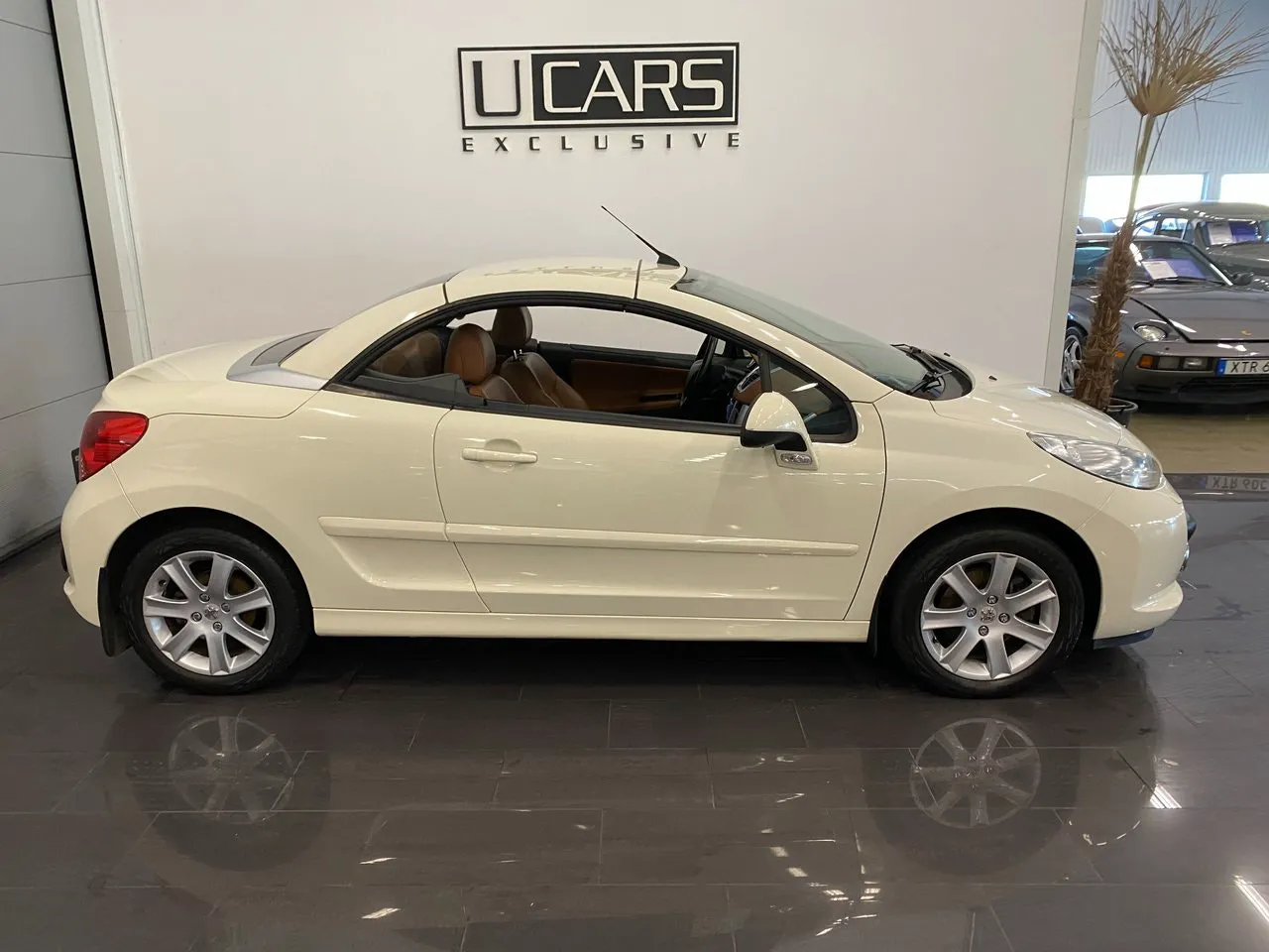 Vehicle image 6