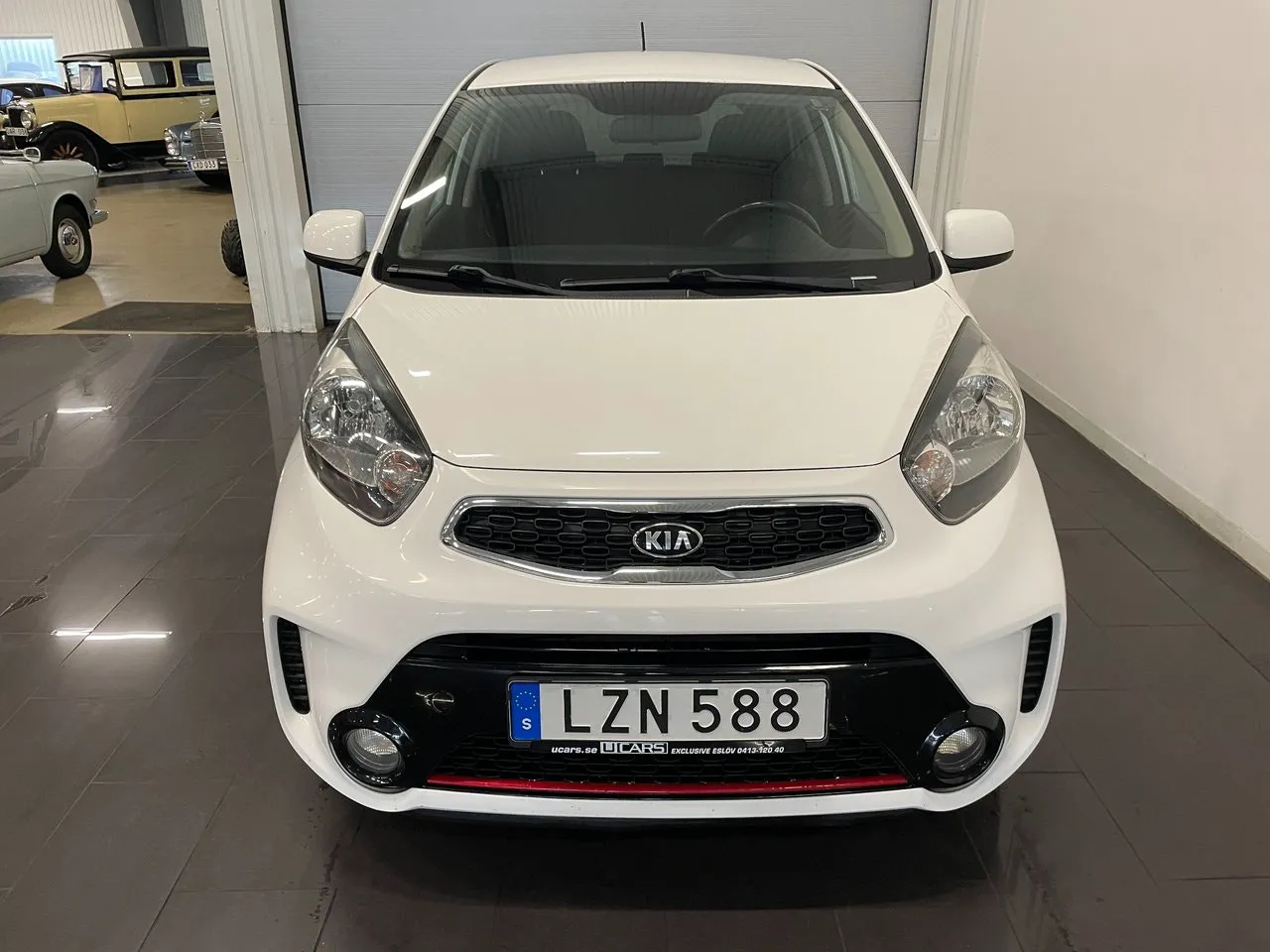 Vehicle image 6