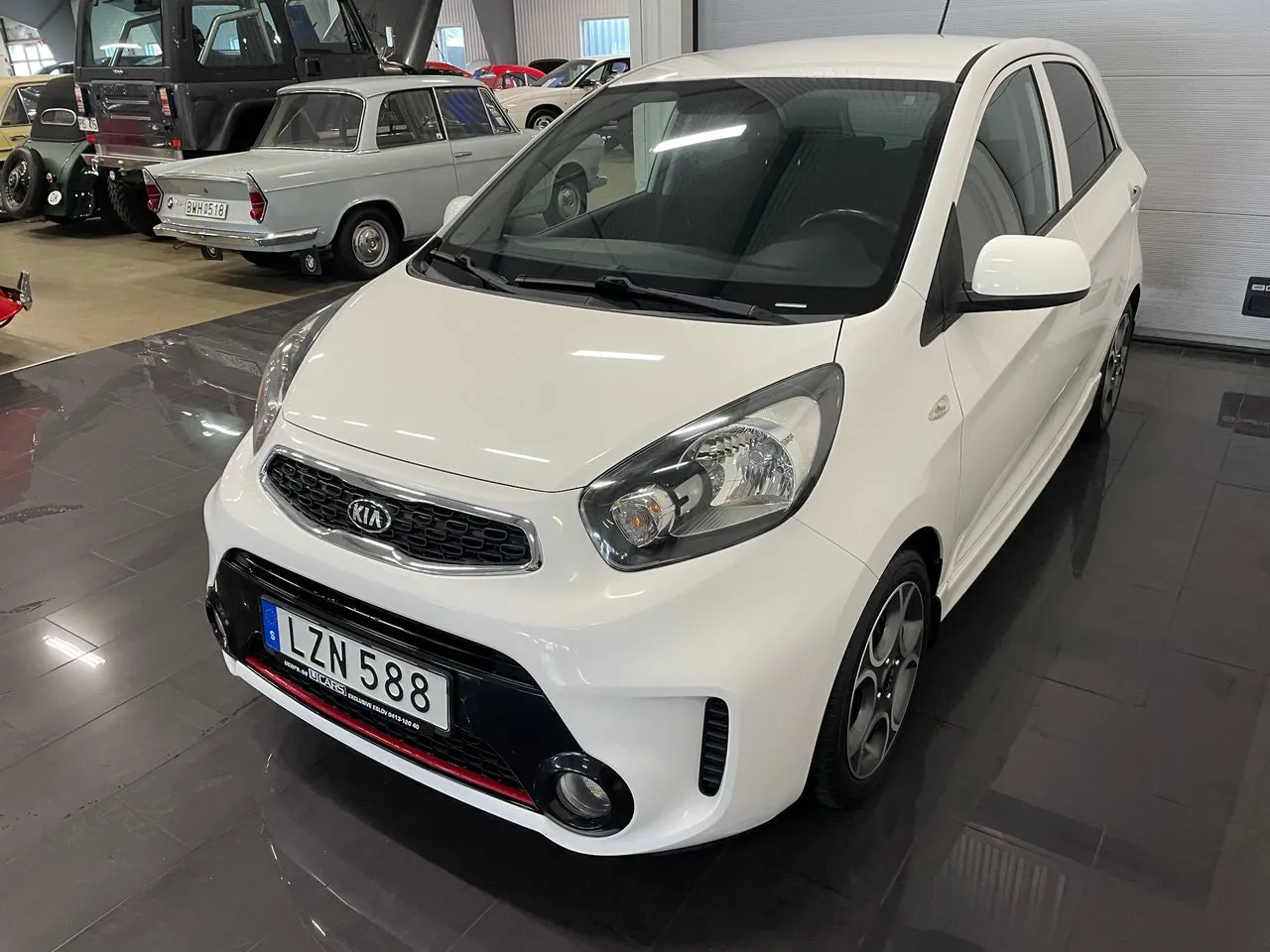 Vehicle image 5