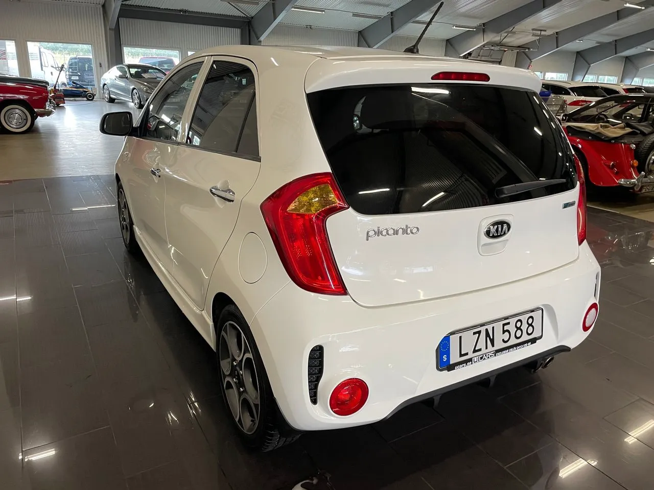 Vehicle image 4