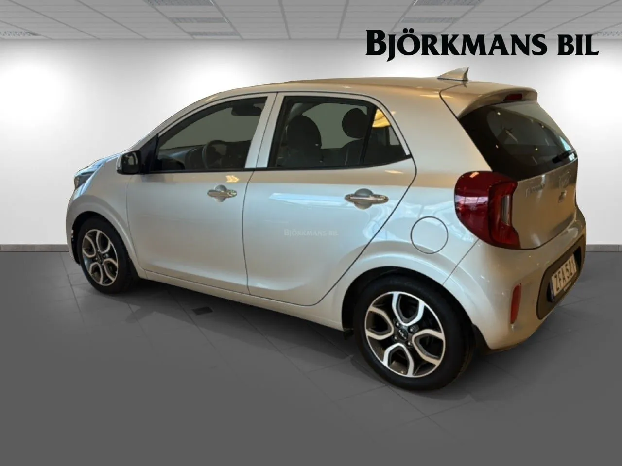 Vehicle image 5