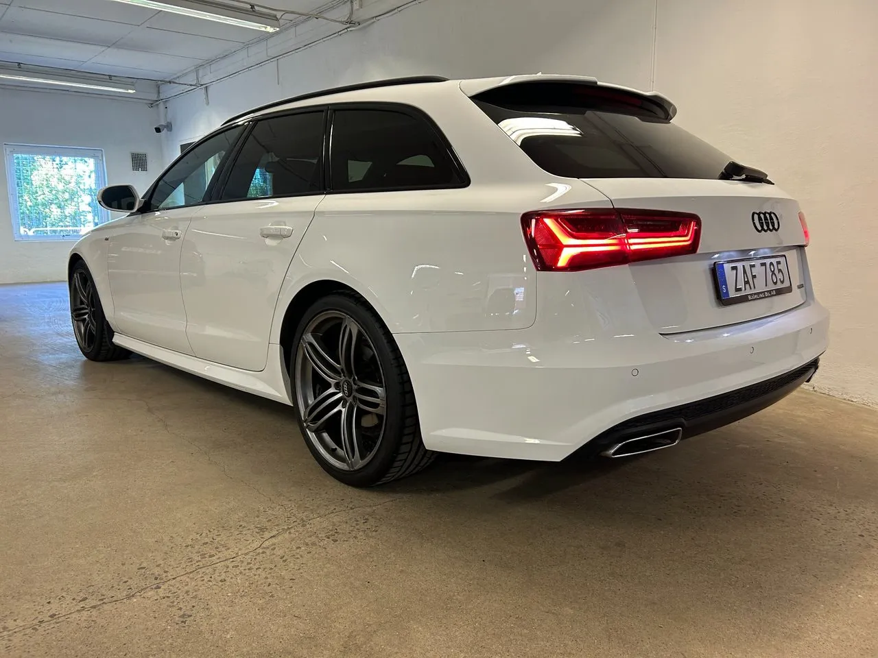 Vehicle image 7
