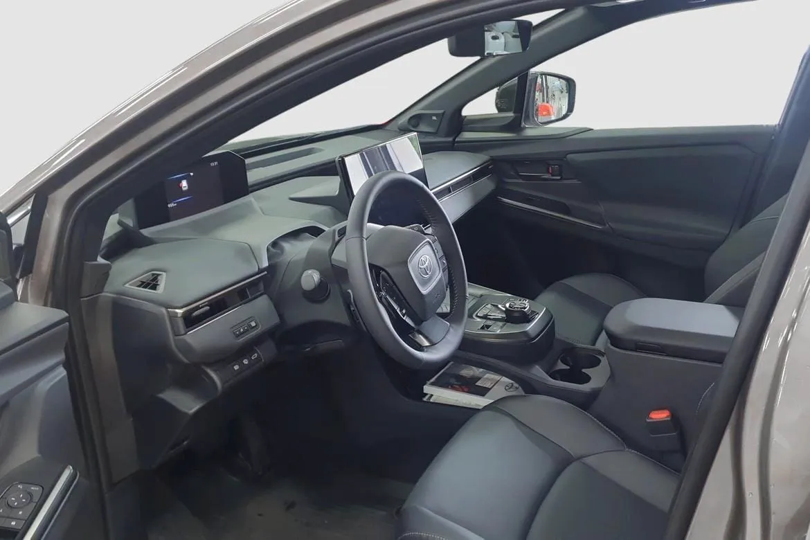 Vehicle image 6