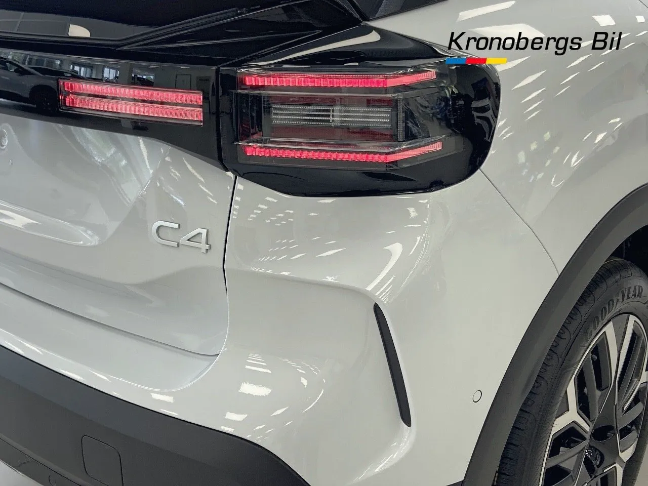 Vehicle image 15
