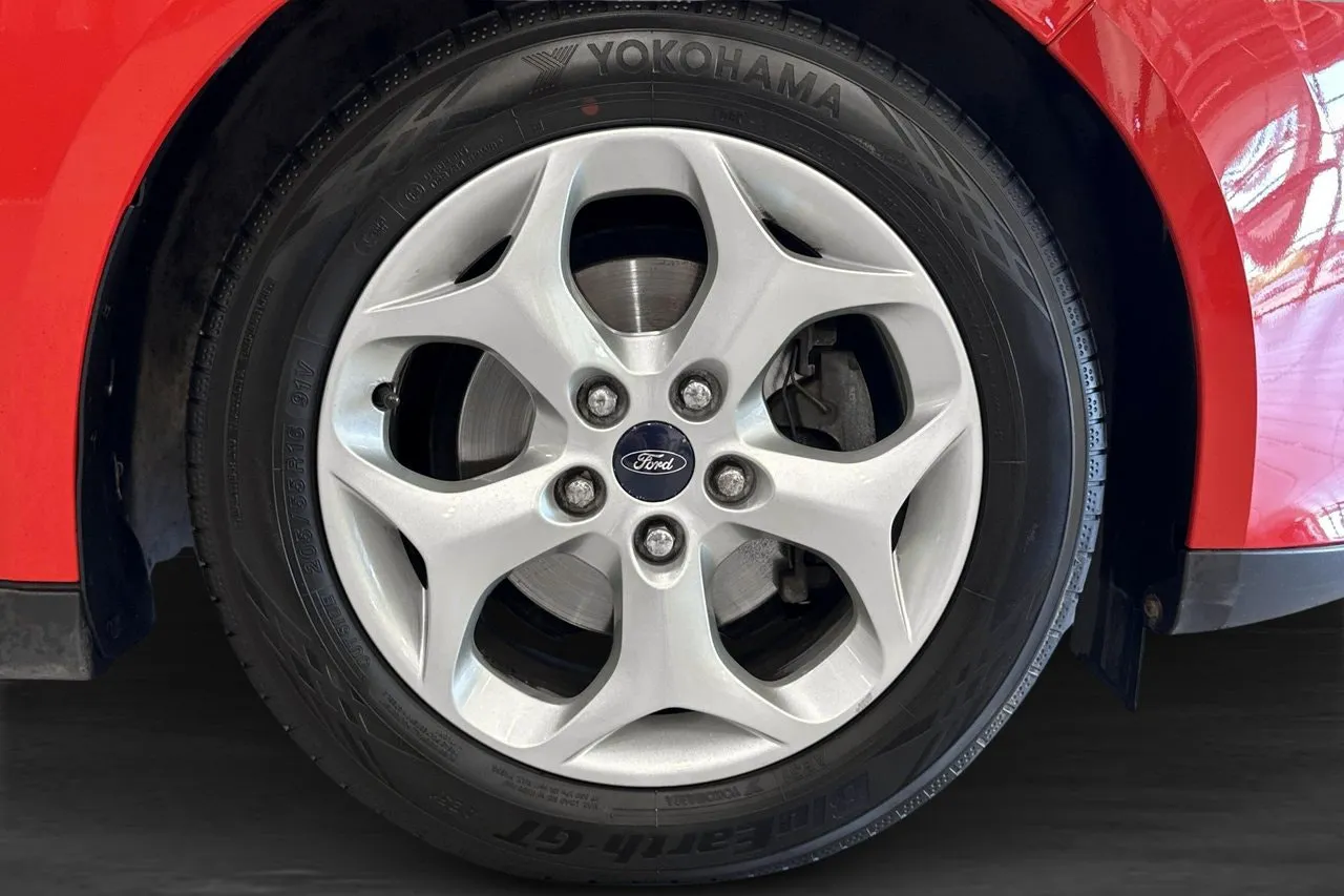 Vehicle image 15