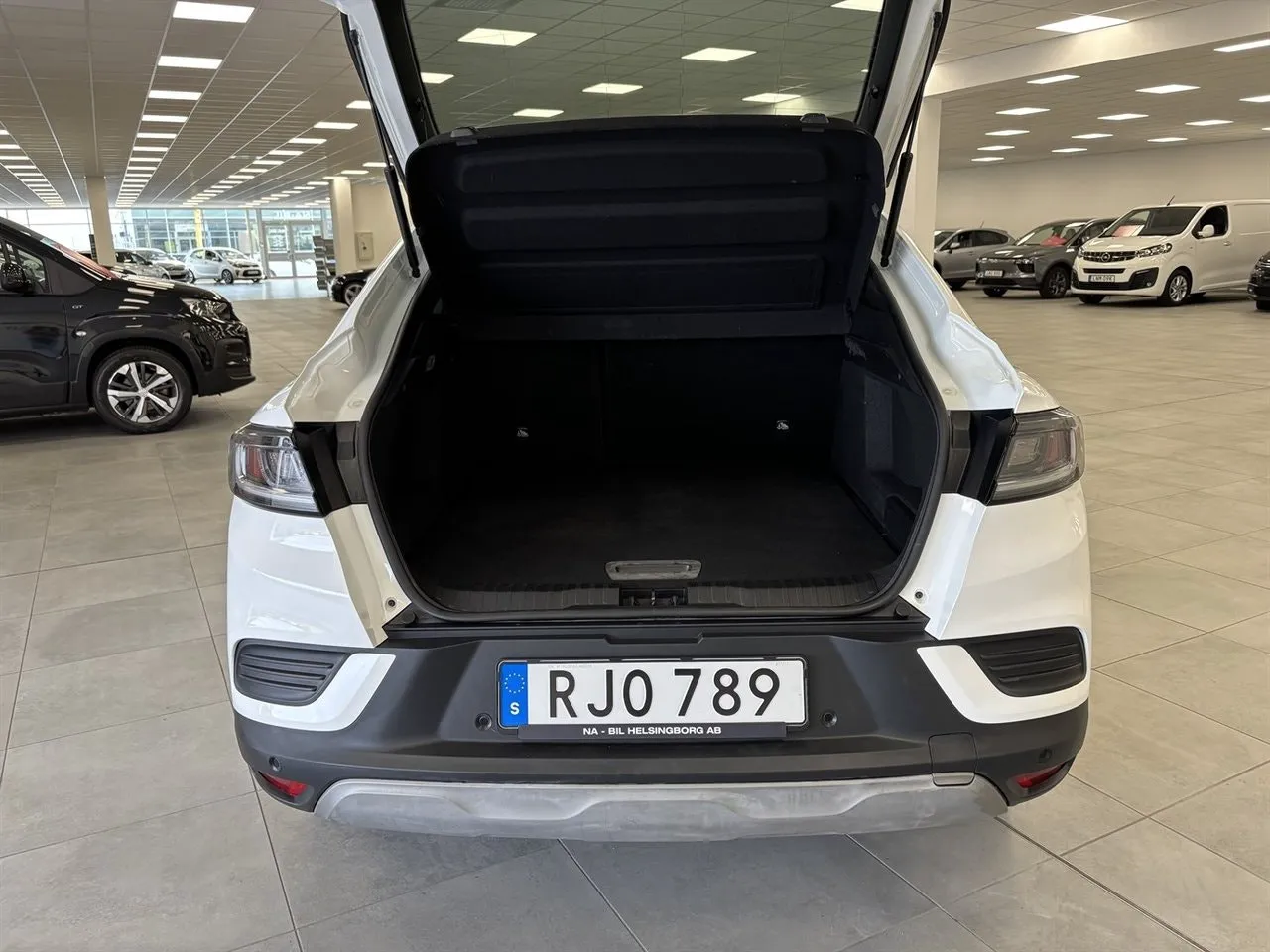 Vehicle image 4