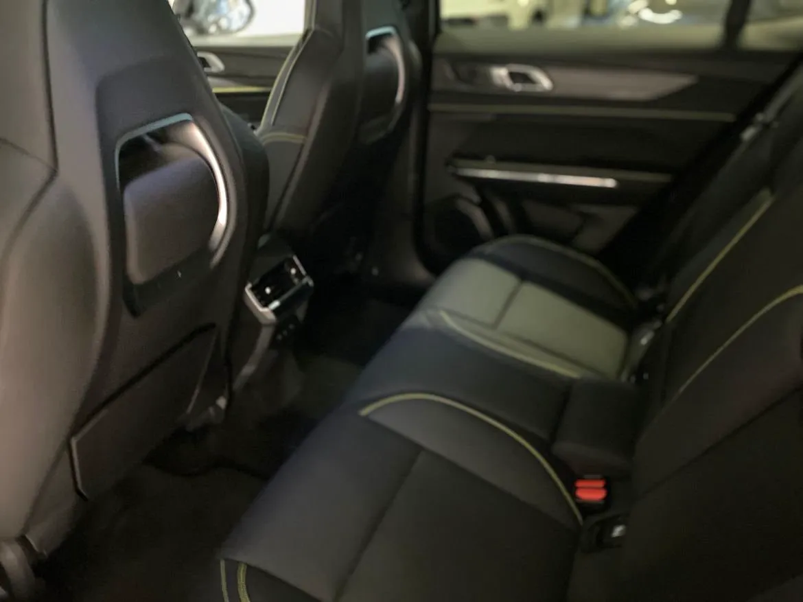 Vehicle image 16